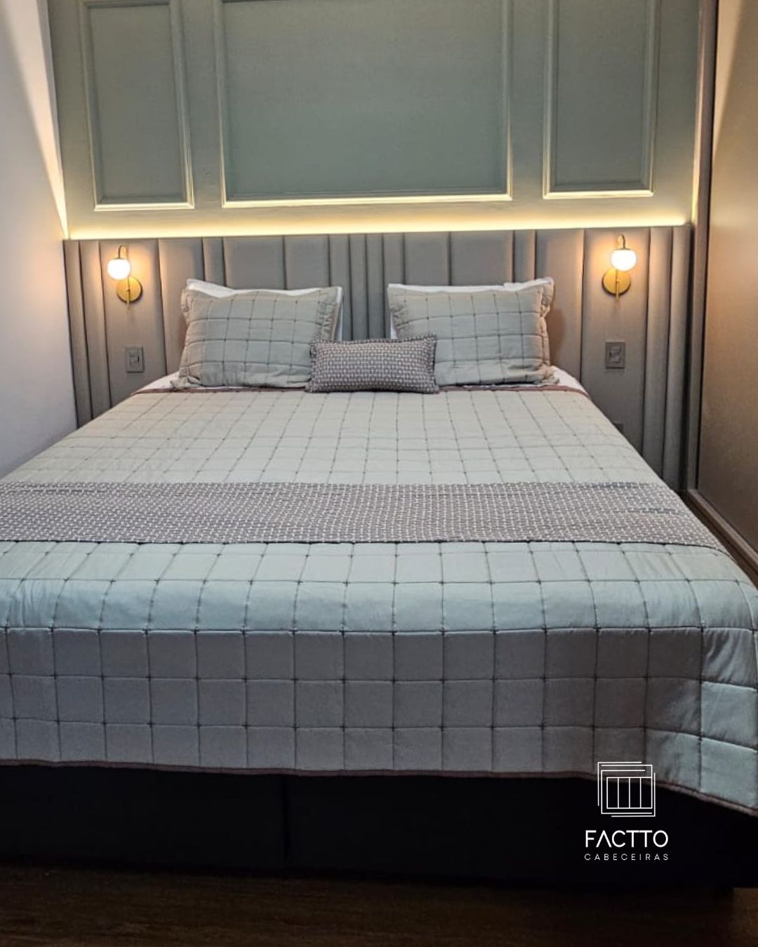 Modelo Dubai com cabeceira estofada vertical e arandelas