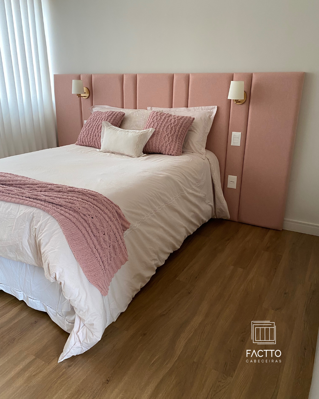 Modelo França com cabeceira estofada rosa e arandelas