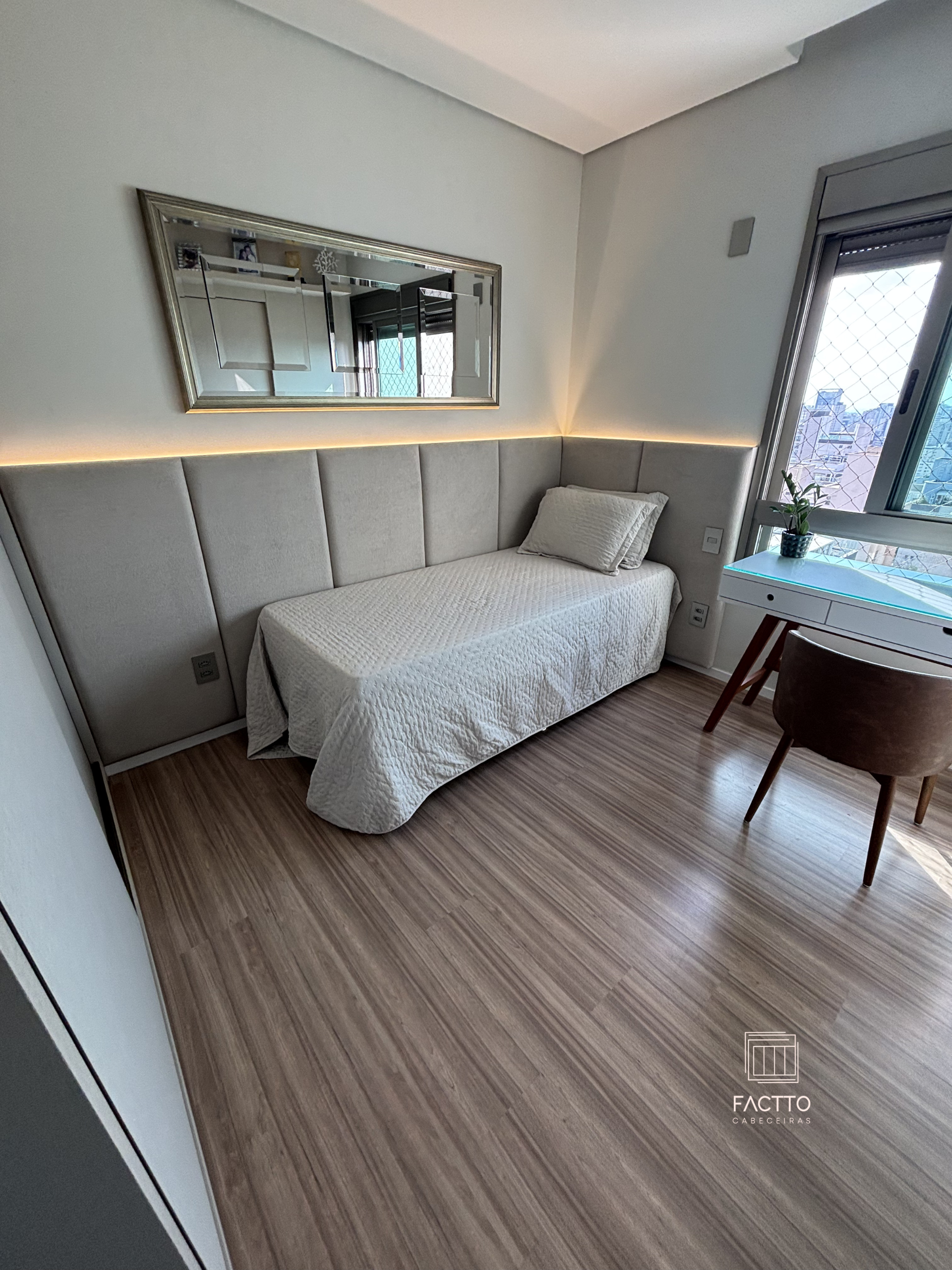 Modelo L Paris com cabeceira estofada em quarto de solteiro
